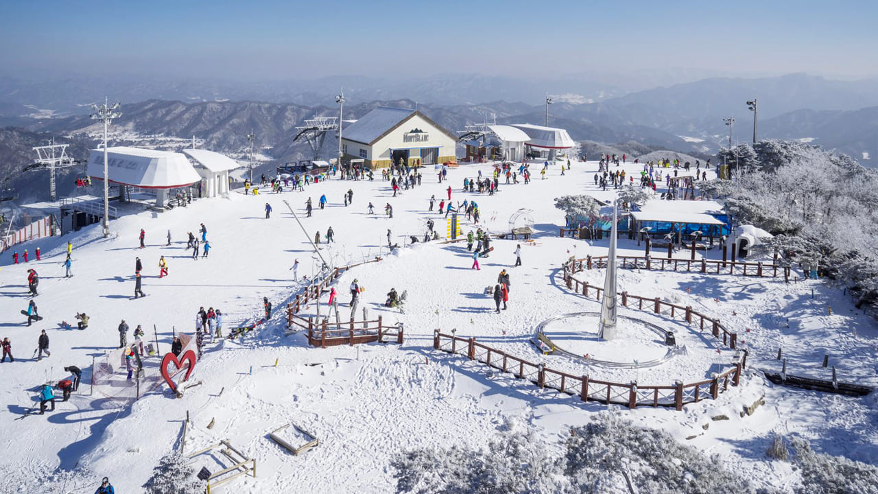 hàn quốc mùa đông có tuyết không Pyeongchang thu hút du khách với những sườn núi phủ tuyết trắng và trải nghiệm trượt tuyết hấp dẫn