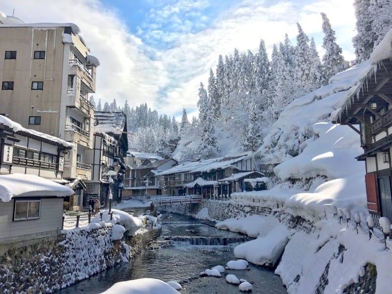 Ginzan Onsen mùa đông đẹp tựa tranh vẽ với những nhà trọ gỗ truyền thống, con phố phủ tuyết và làn hơi nước ấm áp giữa trời lạnh