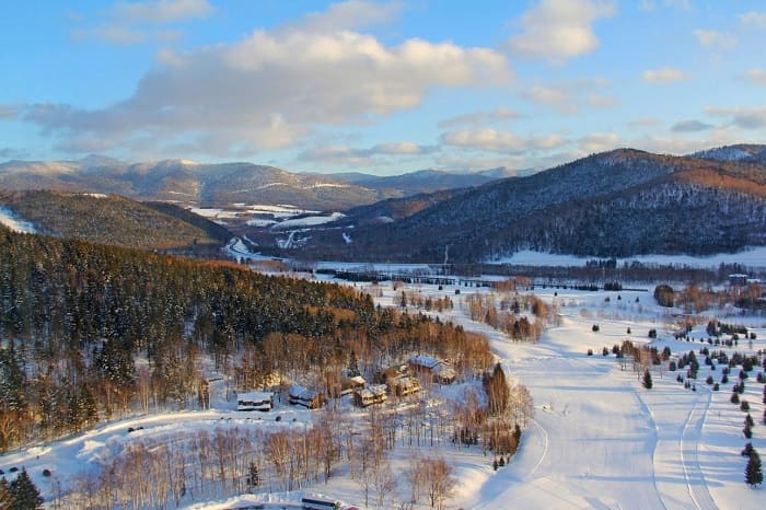 Hokkaido đẹp nhất vào mùa đông từ tháng 1 đến tháng 2, khi tuyết phủ trắng cảnh quan 