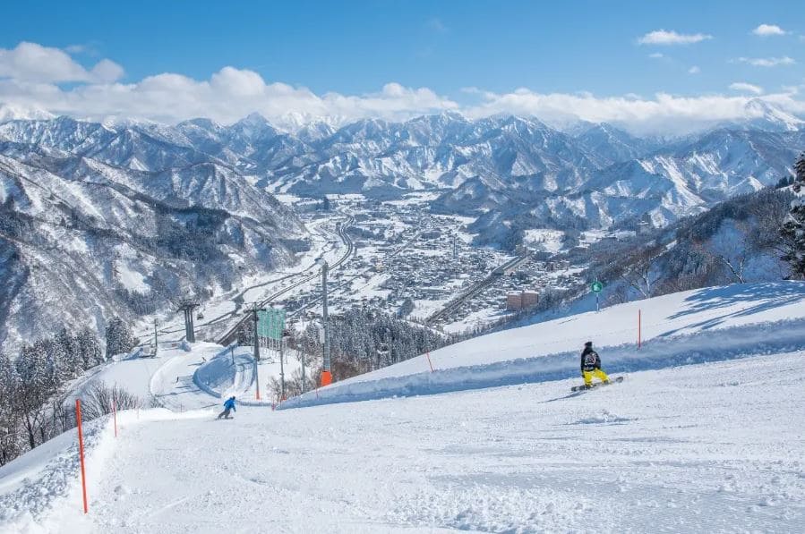 Niigata nổi bật với cảnh núi tuyết trắng xóa, khu trượt tuyết hấp dẫn và suối nước nóng thư giãn giữa mùa đông