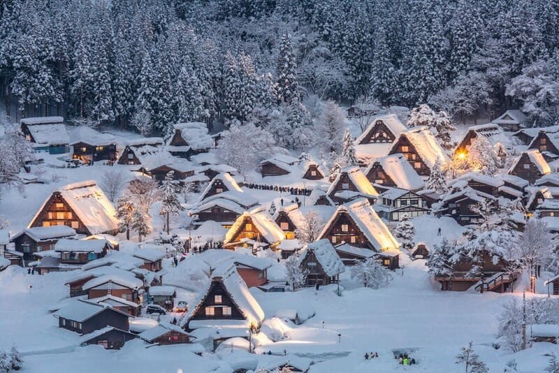 Shirakawa-go quyến rũ với những ngôi nhà mái tranh phủ tuyết trắng, đẹp tựa khung cảnh cổ tích mùa đông