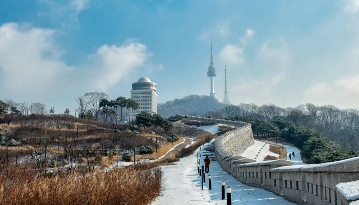 hàn quốc mùa đông có tuyết không Núi Namsan mùa đông mang vẻ đẹp thơ mộng, với tầm nhìn bao quát Seoul giữa khung cảnh tuyết trắng