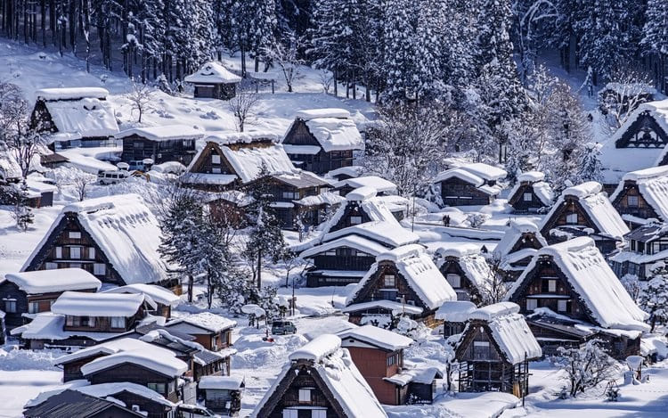 ngắm tuyết ở nhật bản Shirakawa-go đẹp như cổ tích với những ngôi nhà mái tranh truyền thống phủ đầy tuyết trắng vào mùa đông