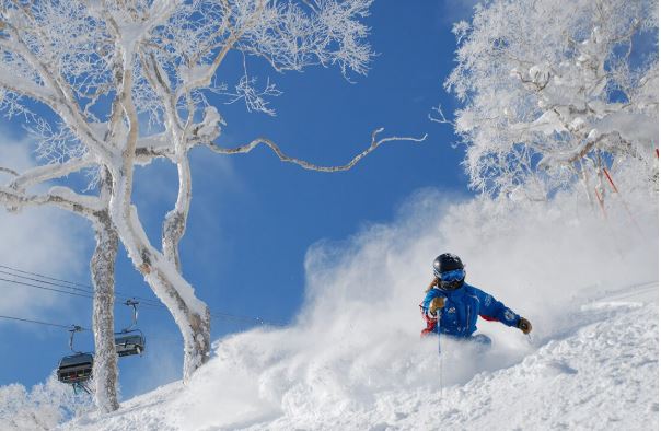 ngắm tuyết ở nhật bản Hokkaido nổi bật với khung cảnh tuyết trắng, những lễ hội mùa đông đặc sắc và các khu trượt tuyết nổi tiếng