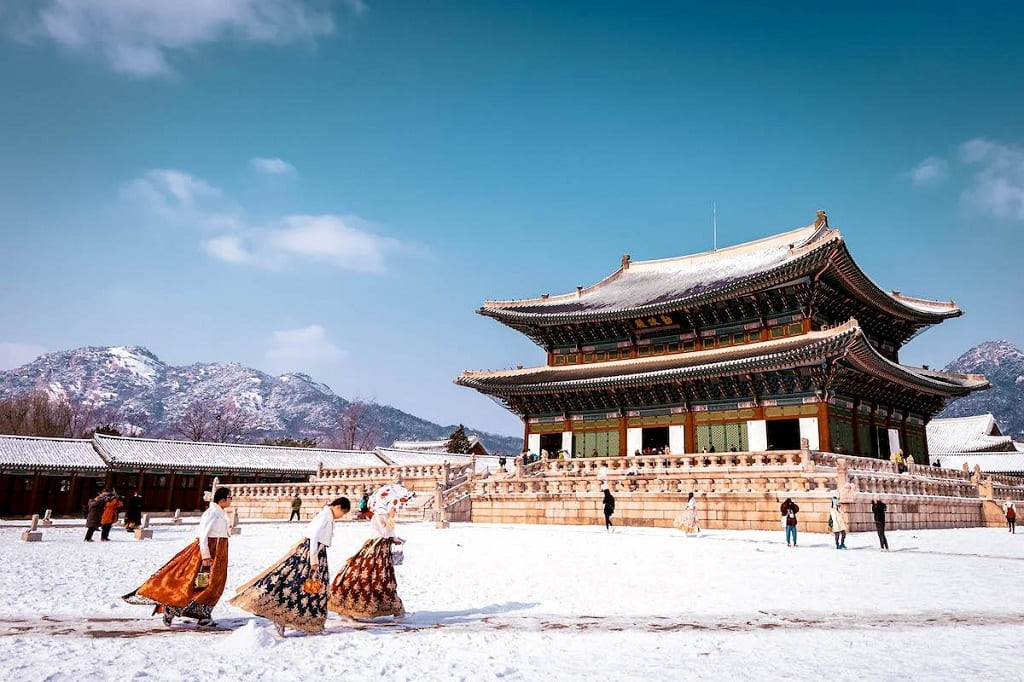 Cung điện Gyeongbokgung phủ tuyết trắng, đẹp cổ kính giữa mùa đông Seoul