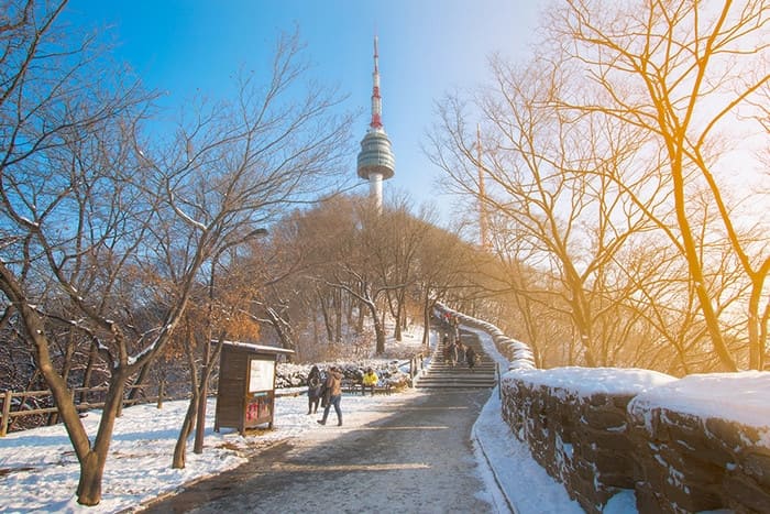 Namsan phủ tuyết trắng, mang đến khung cảnh mùa đông lãng mạn giữa lòng Seoul