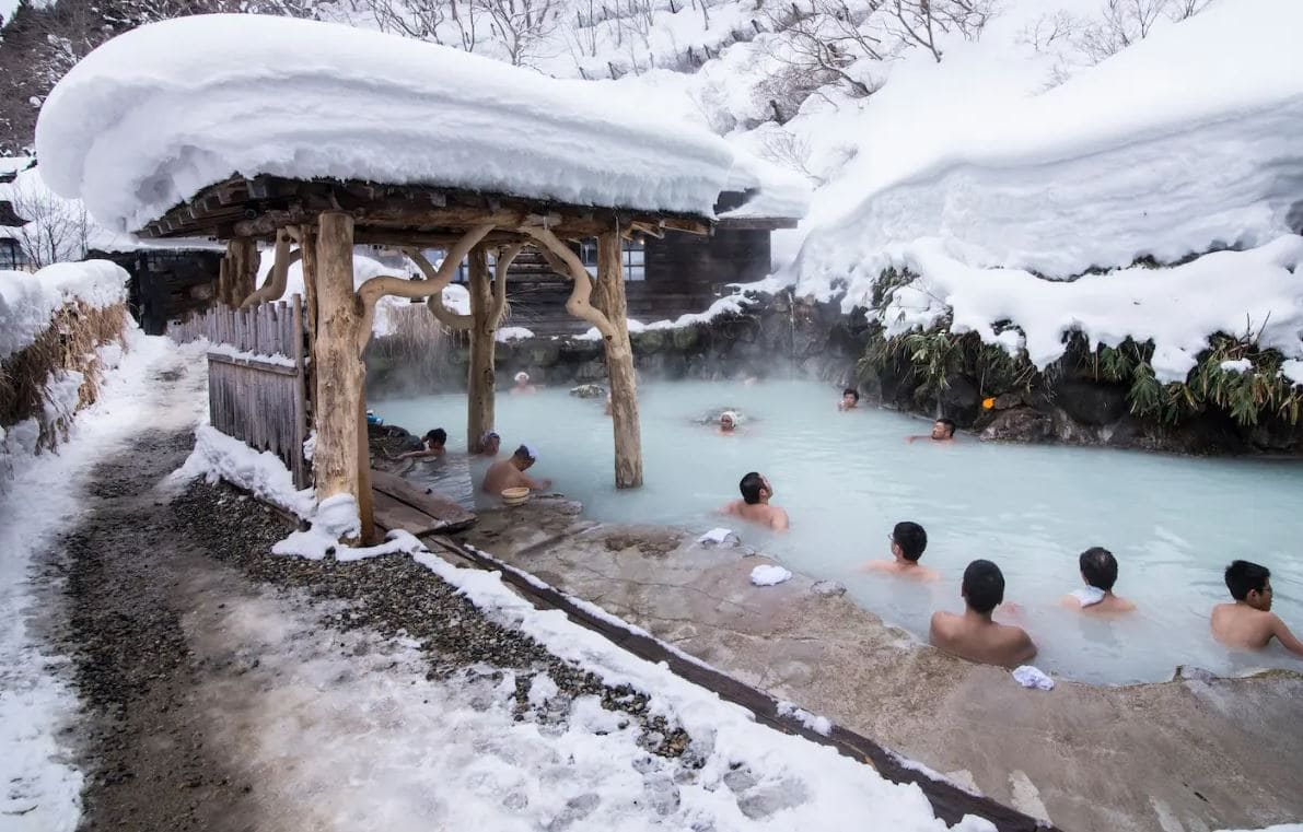 Trải nghiệm tắm suối nước nóng onsen tại Ginzan Onsen giúp du khách thư giãn giữa tiết trời lạnh giá của mùa đông Nhật Bản