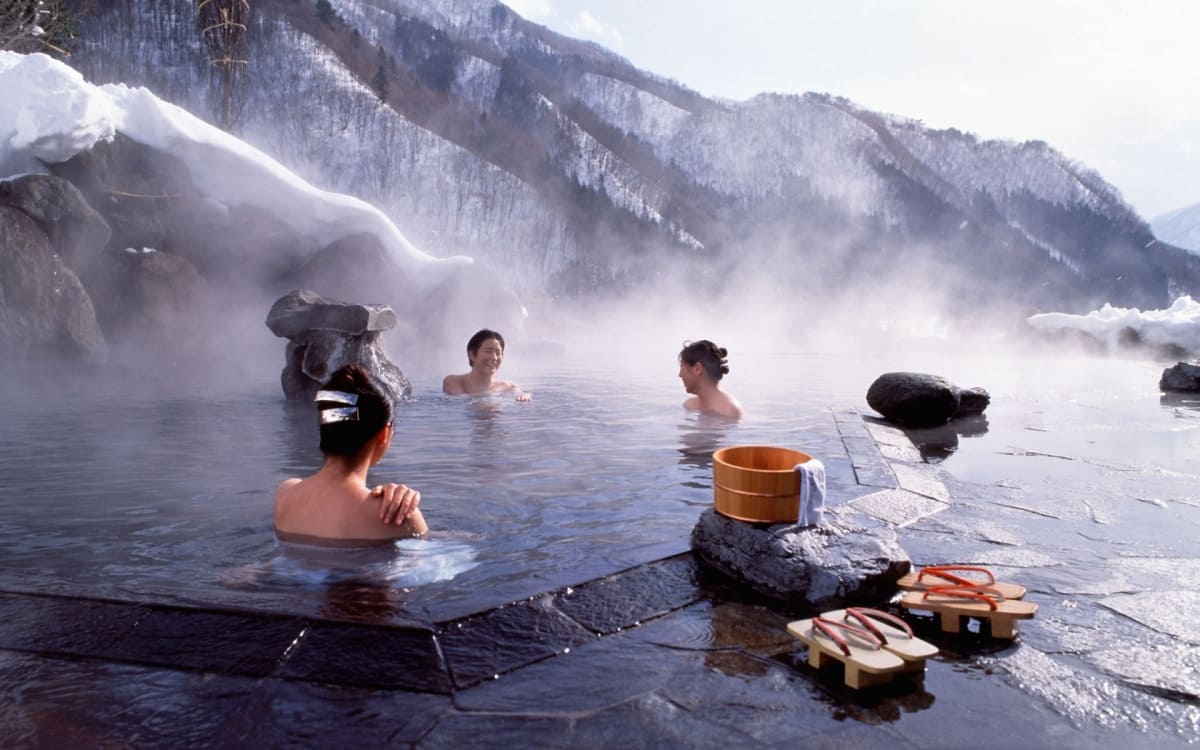 Thư giãn trong làn nước nóng onsen, ngắm tuyết trắng giữa khung cảnh mùa đông yên bình của Nhật Bản
