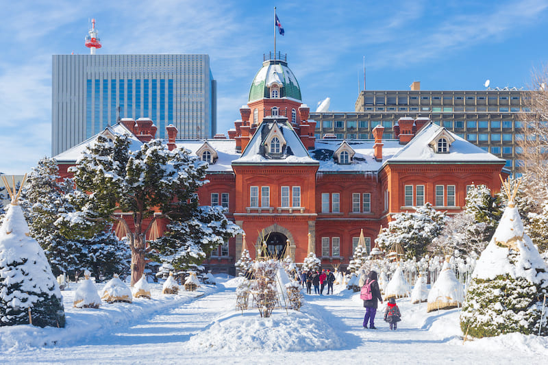 Du khách nên tham quan lễ hội tuyết Sapporo ban ngày và ngắm đèn vào buổi tối