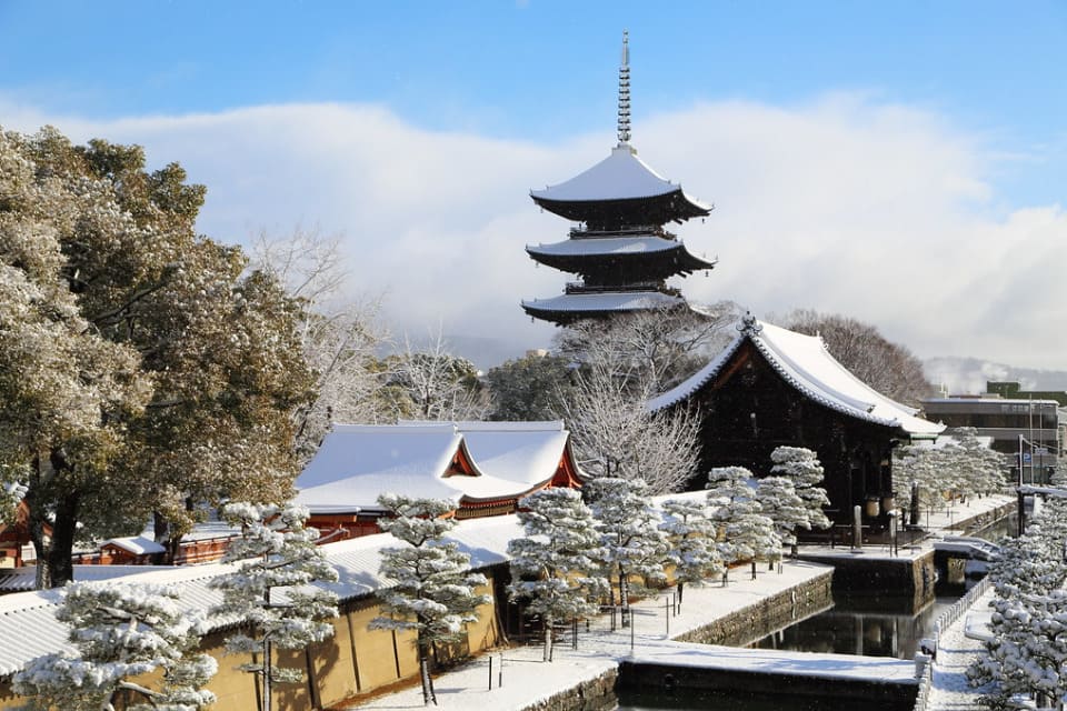 Kyoto mùa đông mang vẻ đẹp cổ kính với những ngôi đền truyền thống, con phố yên bình và cảnh sắc trầm mặc giữa tiết trời se lạnh