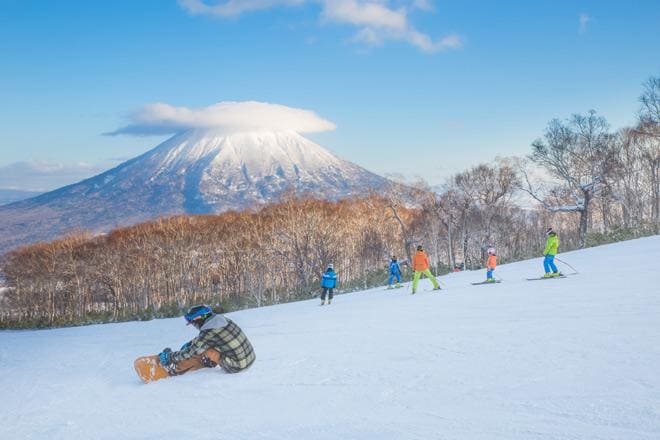 Hokkaido là điểm đến lý tưởng để trải nghiệm trượt tuyết giữa những sườn núi phủ tuyết trắng và khung cảnh mùa đông hùng vĩ